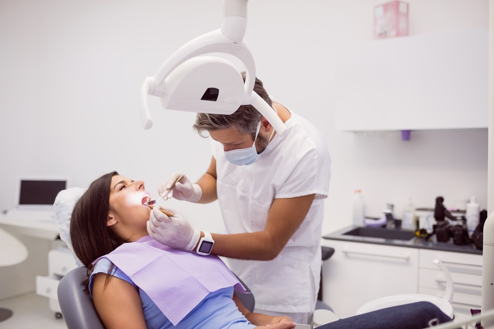Dentista realizando atendimento odontológico de urgência.