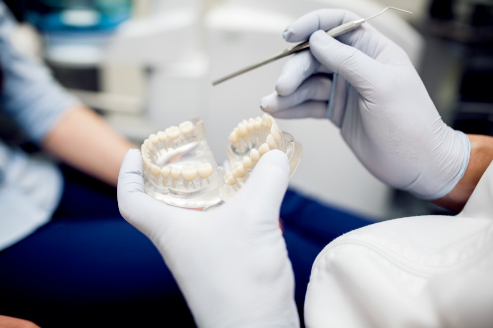 Próteses Fixas: Como Garantir Maior Durabilidade e Cuidados para Seu Sorriso