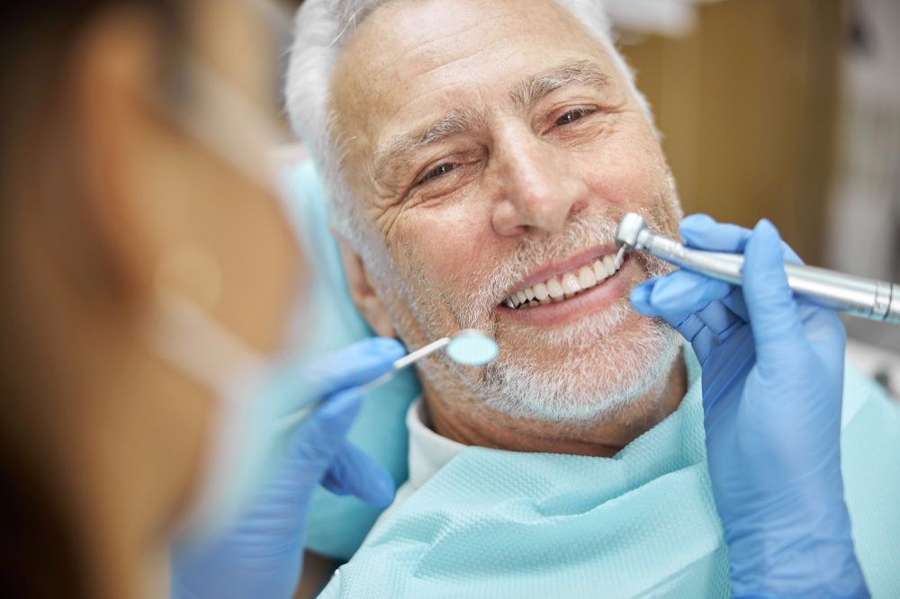 Implante dentário: entenda os valores e tudo o que influencia no custo final